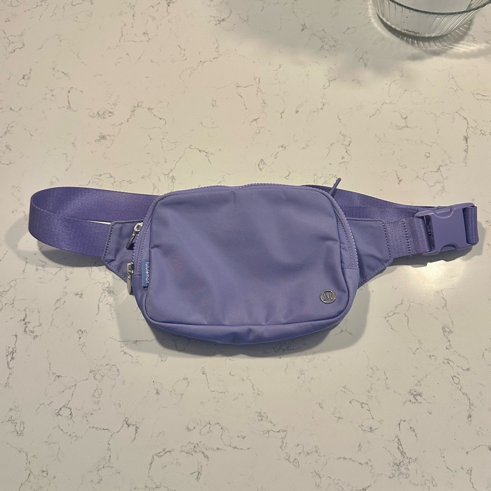 lululemon Everywhere Belt Bag (Lavender)